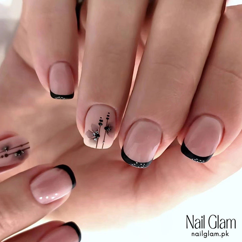 Chic Contrast (24Pcs) - Nail Kit Included