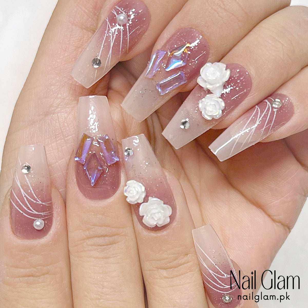 Press-On Nails with a Whimsical Charm (24Pcs) - Application Kit Included