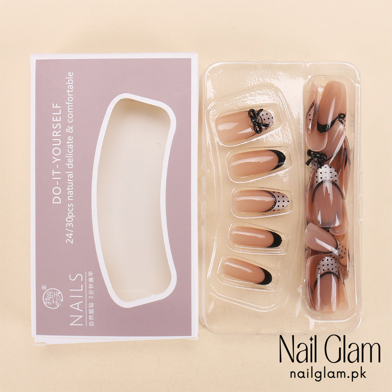 Nail Glam 450 - Chic Contrast Playful Twist (30Pcs) - Application Kit Included